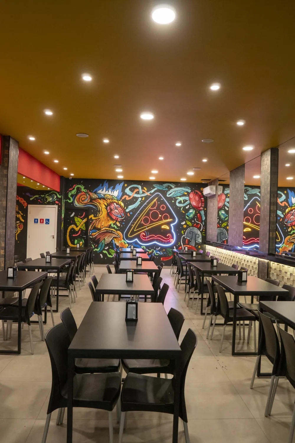 Salão Dom Pizza 18 com mural de street art